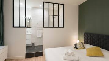 1 habitación, tabla de planchar con plancha, wifi gratis y ropa de cama