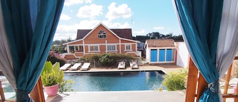 Una piscina al aire libre