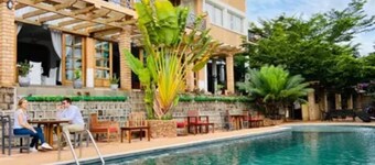 3 minutes from the Airport - 4 BR/1 Bathroom