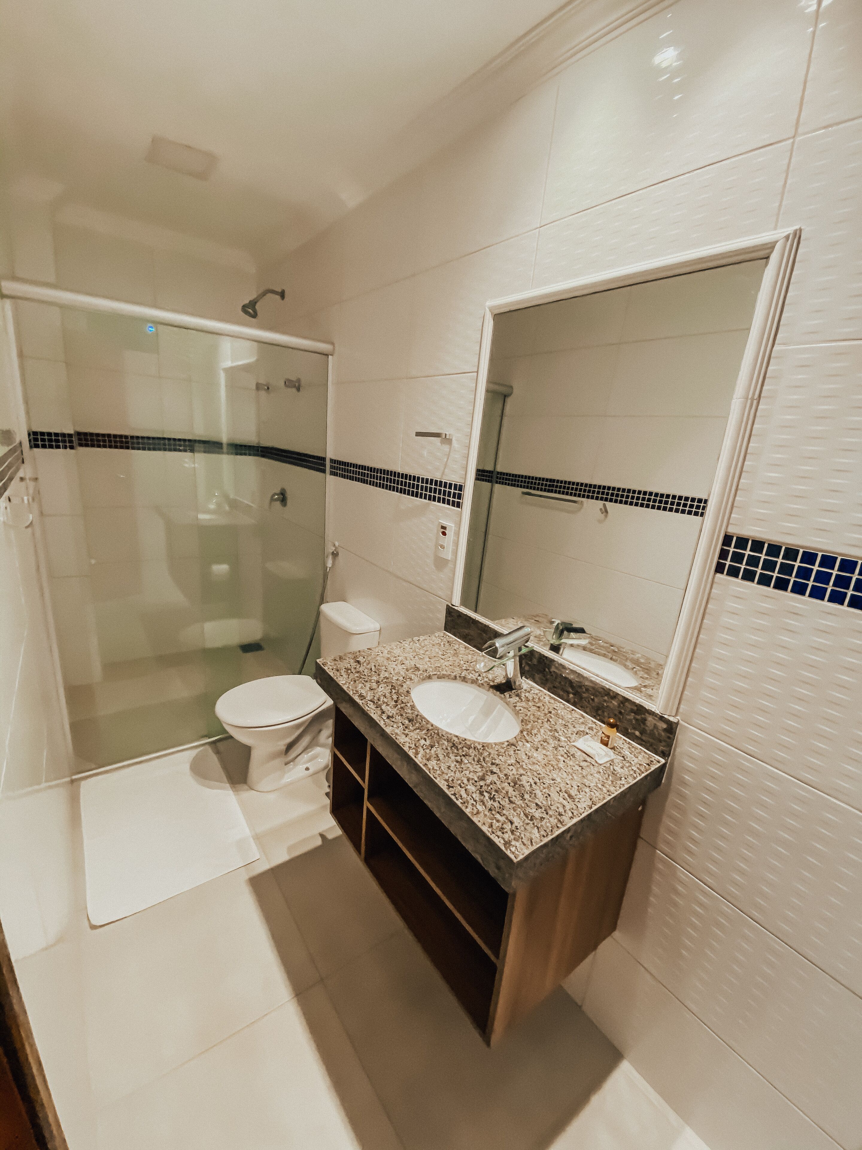 shower, rainfall showerhead, free toiletries, towels