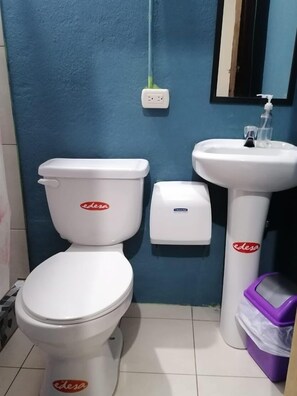 Economy-Zimmer | Badezimmer | Badewanne