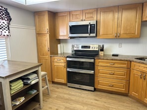 Private kitchen - Great location with ocean view  . (Venice)