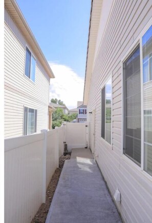 Property grounds - Clean, Cozy, and Quiet Basement Near to The Denver International Airport. (Denver)