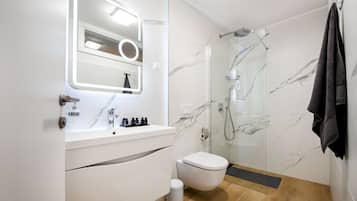 Douche, sèche-cheveux, serviettes fournies, savon