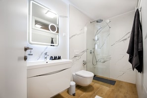 Douche, sèche-cheveux, serviettes fournies, savon