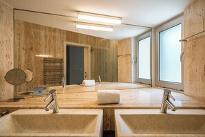 Ensemble douche/baignoire, sèche-cheveux