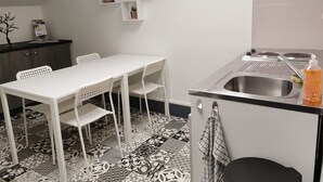 Kaffetrakter/tekoker, kjøleskap, mikrobølgeovn og kokeplater