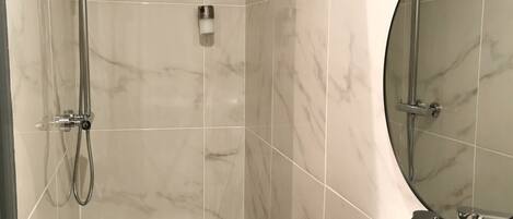 Douche, séchoir à cheveux, serviettes fournies, savon