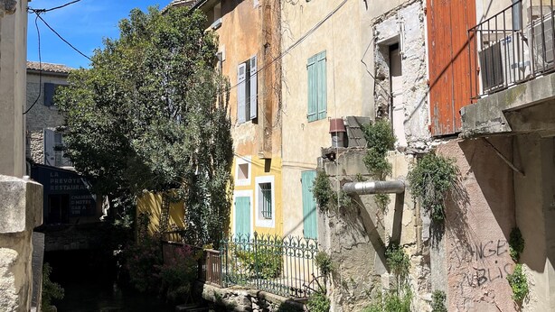 A narrow waterway flanked by buildings with stone walls and wooden shutters. - Villa 6km from St Rémy de Provence with swimming pool for 2 to 10 people (Eyragues)