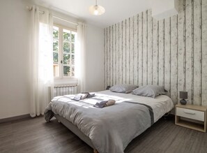 5 bedrooms, in-room safe, desk, iron/ironing board