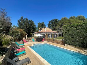 Una piscina al aire libre
