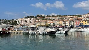 A marina with boats docked, a waterfront view, and buildings in the background. - Villa 6km from St Rémy de Provence with swimming pool for 2 to 10 people (Eyragues)