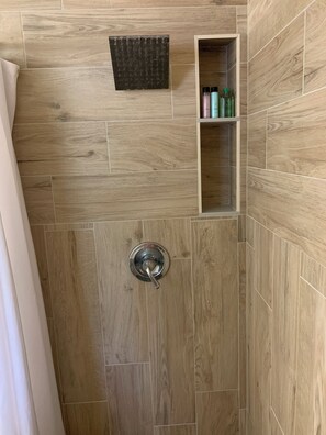 Chuveiro/banheira combinados, secador de cabelo, toalhas de banho 