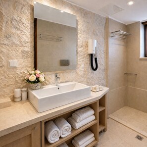 Combined shower/bathtub, hair dryer, towels, soap - 'Villa With Private Pool - Sea View - For 2 Adults + 2 Young Children' (Zakynthos)