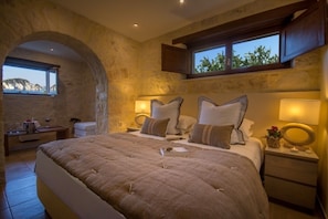 3 bedrooms, in-room safe, iron/ironing board, free WiFi