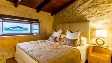 3 bedrooms, in-room safe, iron/ironing board, free WiFi