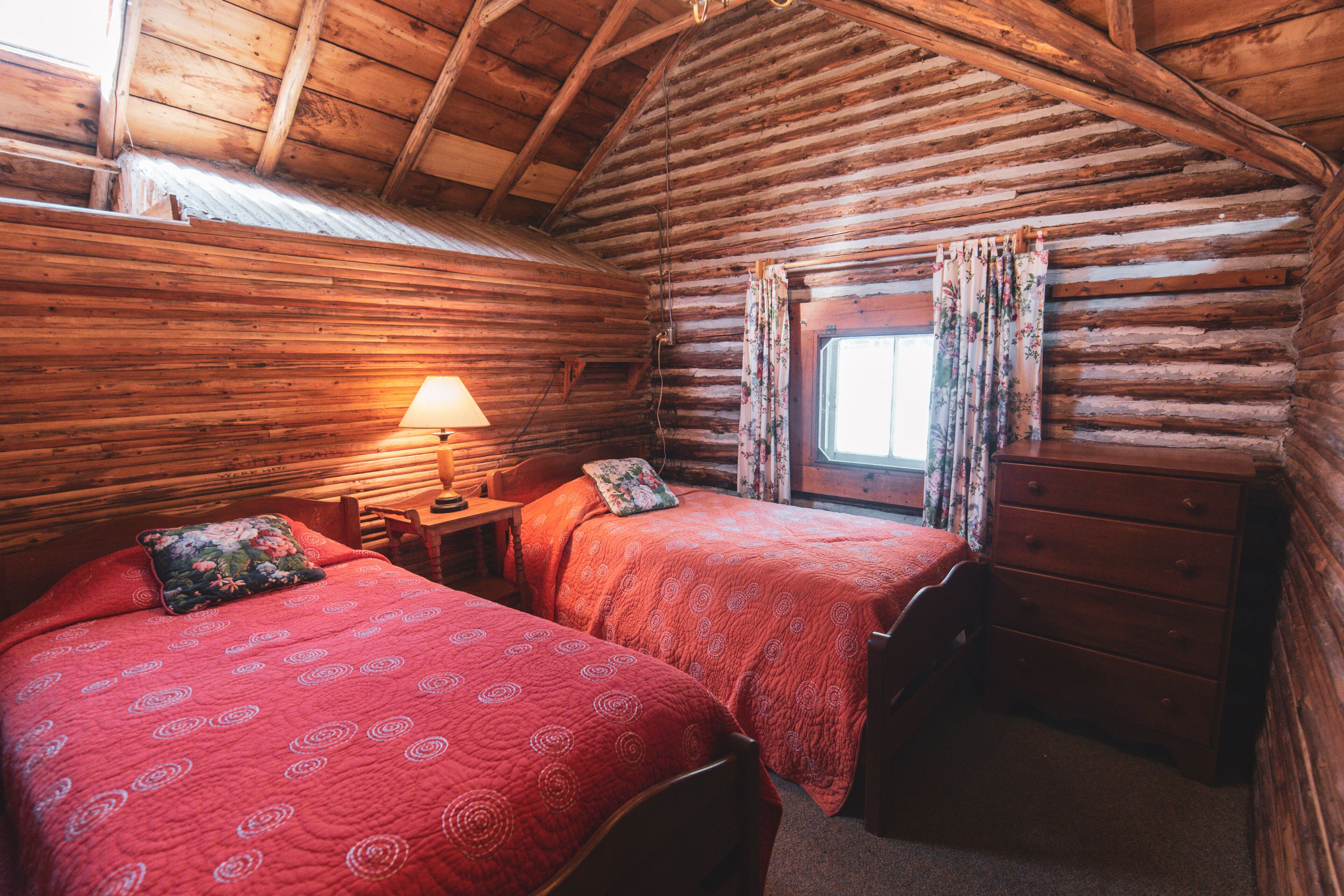 Rustic 2br Cabin in Lakeside Resort w/ Wood Burning Fireplace
