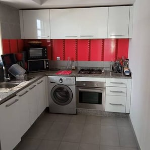 Jääkaappi, mikroaaltouuni, uuni, liesi