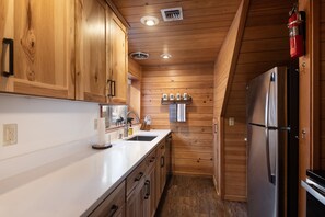 Full-size fridge, microwave, oven, stovetop