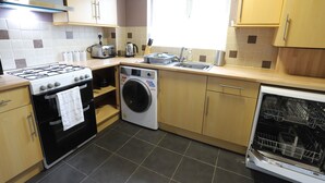 Toaster, coffee grinder, cleaning supplies, freezer - Birmingham Postbox Premier Home Stay (Birmingham)