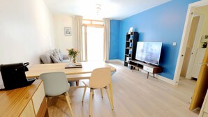 Premier Apartment, 2 Bedrooms | In-room dining - Birmingham Postbox Premier Home Stay (Birmingham)