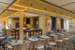 Een modern restaurantinterieur met een bar, zithoeken en een eigentijds design.