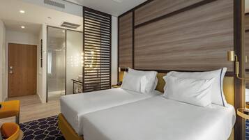 Een minibar, een kluis op de kamer, een bureau, een laptopwerkplek