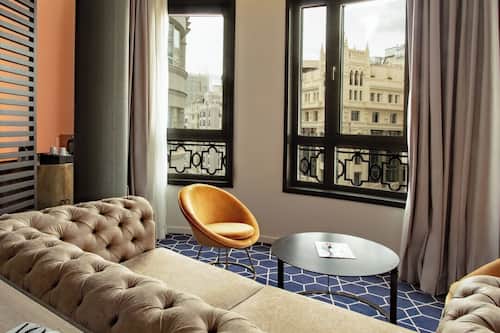 Minibar, coffres-forts dans les chambres, bureau