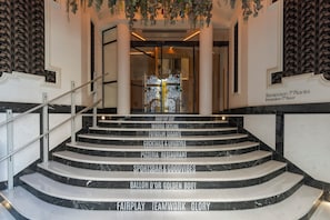 Un magnifique escalier à plusieurs niveaux menant à un espace d’accueil.