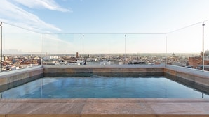 Ein Pool auf dem Dach mit Blick auf die Stadtlandschaft.