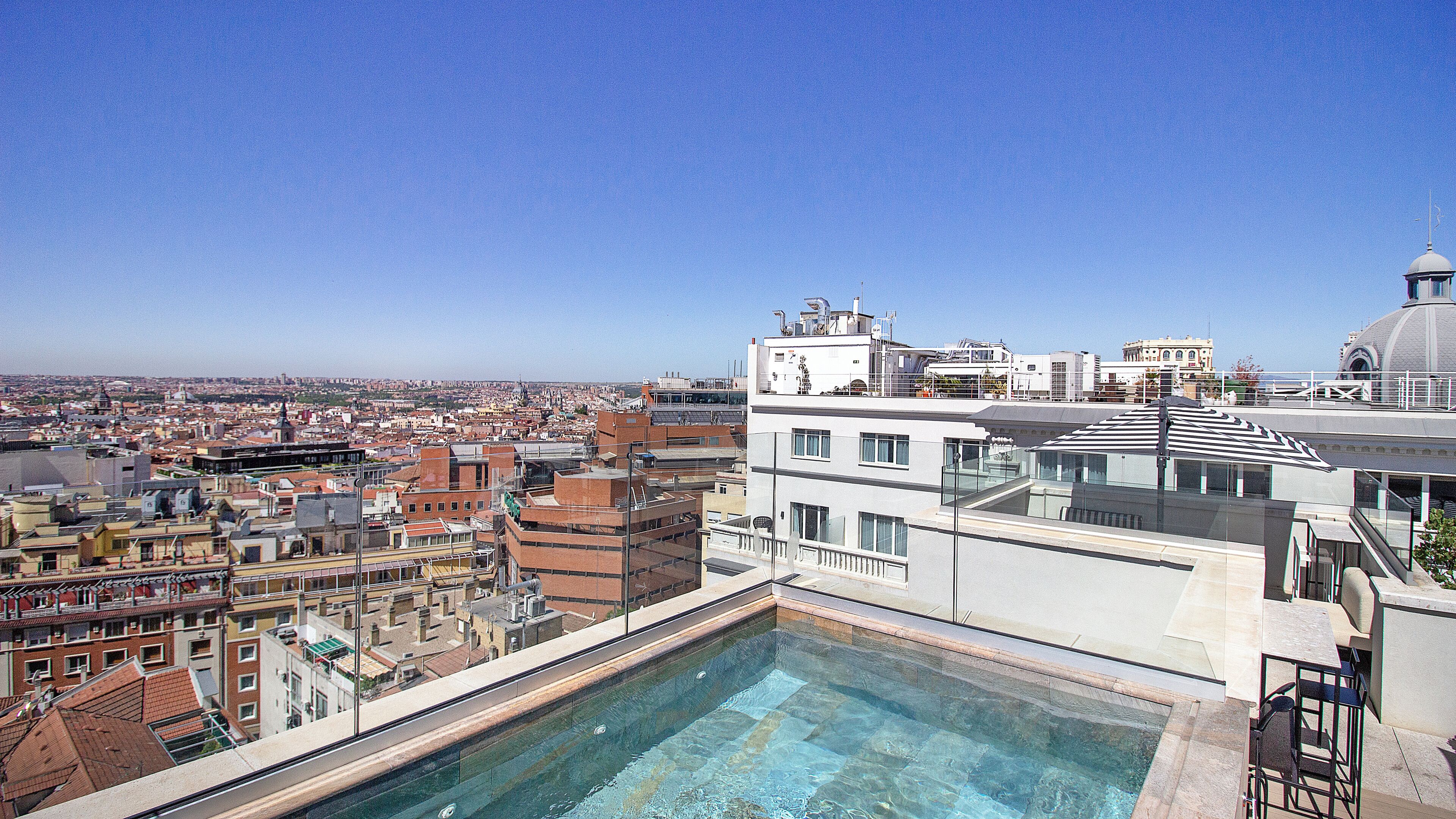 Piscine extérieure en saison