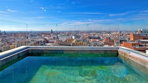 Ein Pool mit Infinity-Kante und Blick auf die Stadt.