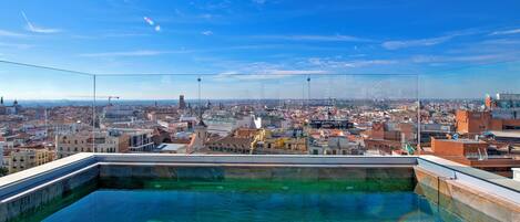 Una piscina al aire libre de temporada