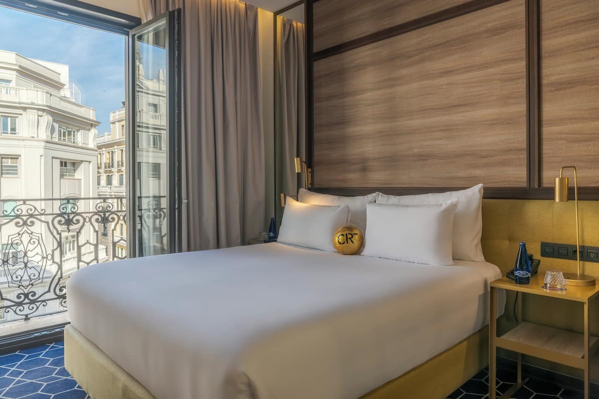 Premium Grand View | Minibar, in-room safe, desk, laptop workspace