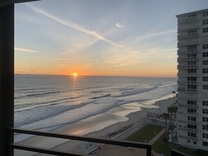 On the beach - Gorgeous, Comfortable Ocean Front Condo (Daytona Beach)