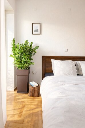 4 makuuhuonetta, työpöytä, äänieristys, silitysrauta/-lauta