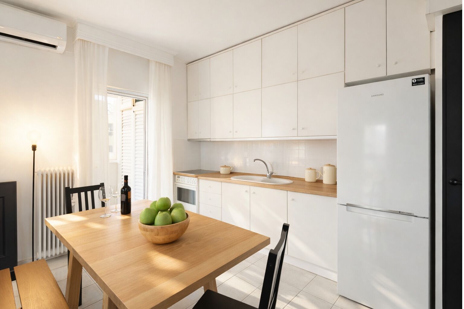Frigorífico, horno, placa de cocina y cafetera o tetera