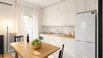 Frigorífico, horno, placa de cocina y cafetera o tetera