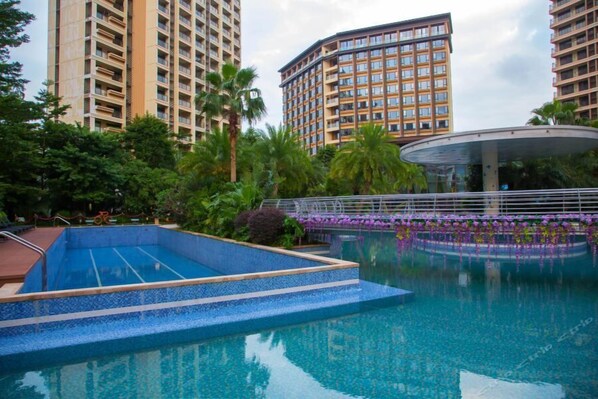Una piscina al aire libre