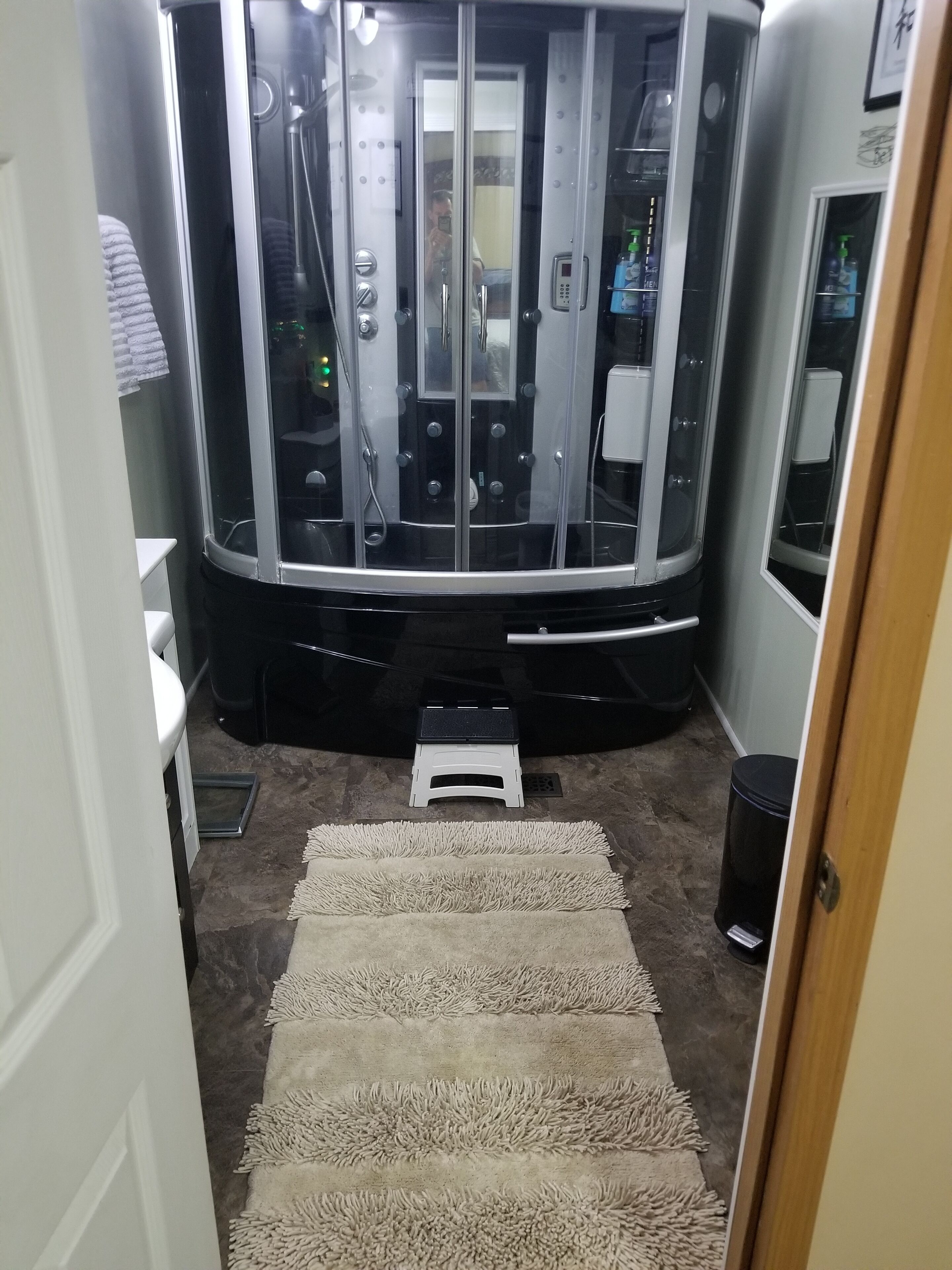 Combined shower/bathtub, jetted bath, hair dryer, towels