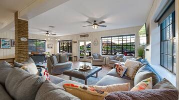 Smart-TV, videospill, fotballspill og bøker