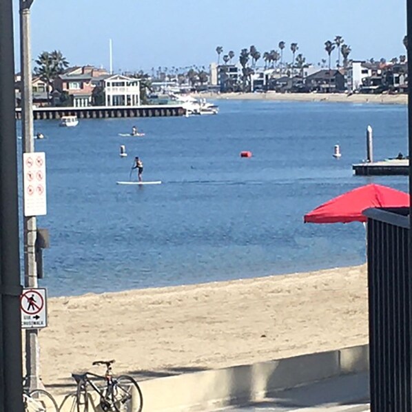 Nær stranden og strandhåndklær