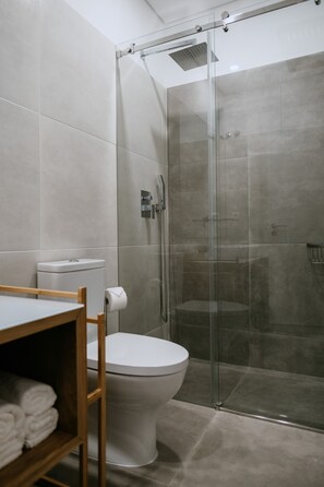 Een douche, een haardroger, handdoeken, zeep