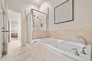 Bathtub, hair dryer, towels - Luxurious Secluded Estate with Pool & Pond (Galveston)