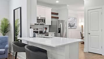 Refrigerador, microondas, horno, placa de cocina