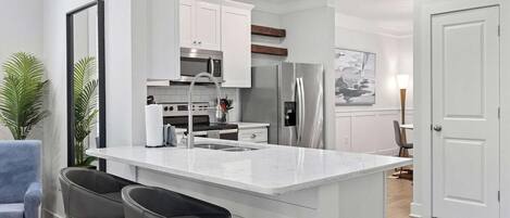 Kjøleskap, mikrobølgeovn, ovn og kokeplater