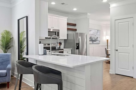Fridge, microwave, oven, stovetop. Lowcountry Lux, 5 min to Beach, 7 min to Dtwn
