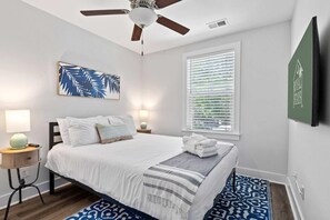 5 bedrooms, desk, iron/ironing board, travel cot - Lowcountry Lux / 5 min to Beach / 7 min to Dtwn (Mount Pleasant)