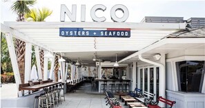 Outdoor dining - Lowcountry Lux / 5 min to Beach / 7 min to Dtwn (Mount Pleasant)