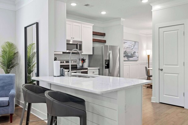 Fridge, microwave, oven, stovetop - Lowcountry Lux / 5 min to Beach / 7 min to Dtwn (Mount Pleasant)